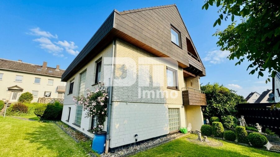 Großzügiges Einfamilienhaus in begehrter Lage mit Balkonen und Traumgarten + Terrasse - Frontansicht